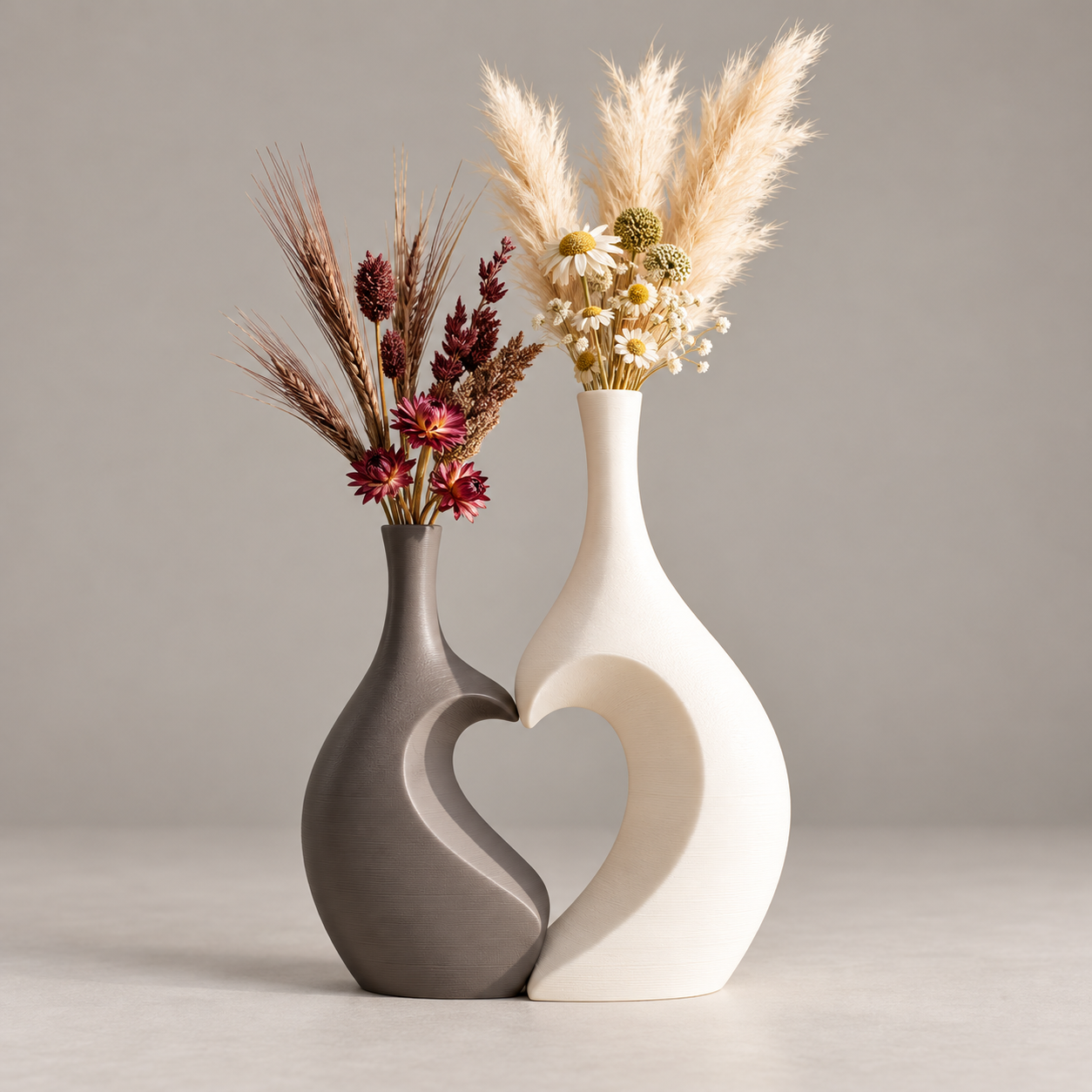 Dubbele vaas in grijs en wit met hartvormige opening, gestyled met droogbloemen